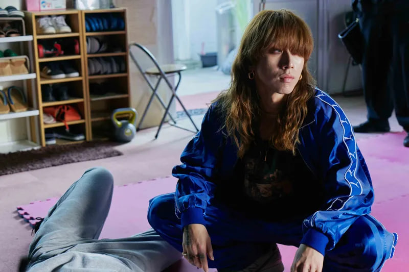 นักร้องนำวงร็อคกลายร่างเป็นพ่อค้ายาจอมโฉด ทำเอา ‘เคโกะ คิตางาวะ’ ใน ‘Midnight Flower’ ขวัญผวาจน ‘ถือเงินไม่อยู่