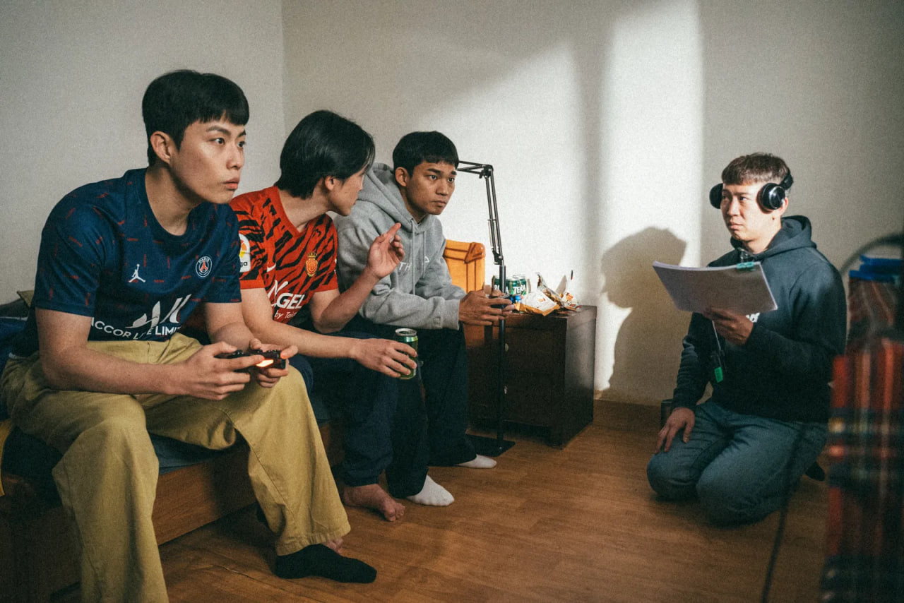 ชีวิตประจำวันของเกย์ผู้แปรพักตร์ชาวเกาหลีเหนือ ตอนที่ 2 | เมื่อผู้แปรพักตร์มักถูกตีตราในแง่ลบ และเกย์ยังติดกับดักภาพจำว่าต้อง ‘ตุ้งติ้ง’ เขาจึงขอทำลายความเชื่อเดิมๆ ด้วยการบันทึกชีวิตประจำวันของตนเอง